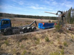 Kuorma-auto ja vaihtolava hakkuutyömaalla