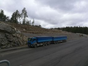 Kuorma-auto tien viereen pysäköitynä